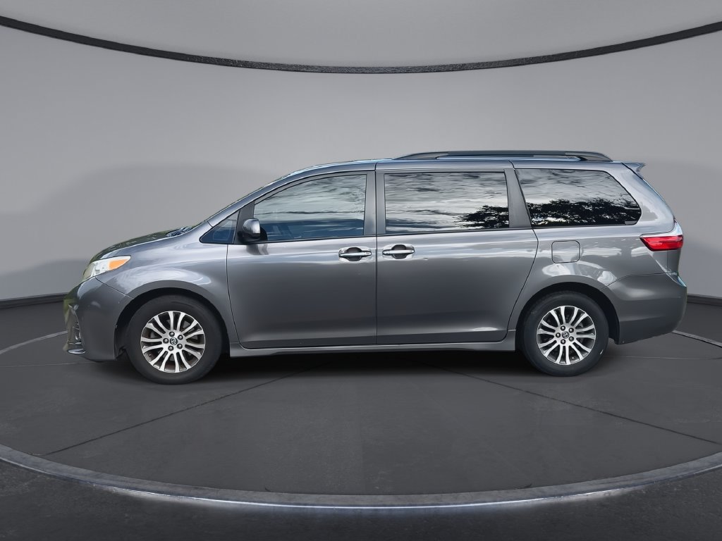 Used 2018 Toyota Sienna XLE w/ XLE Navigation Package FWD image 5