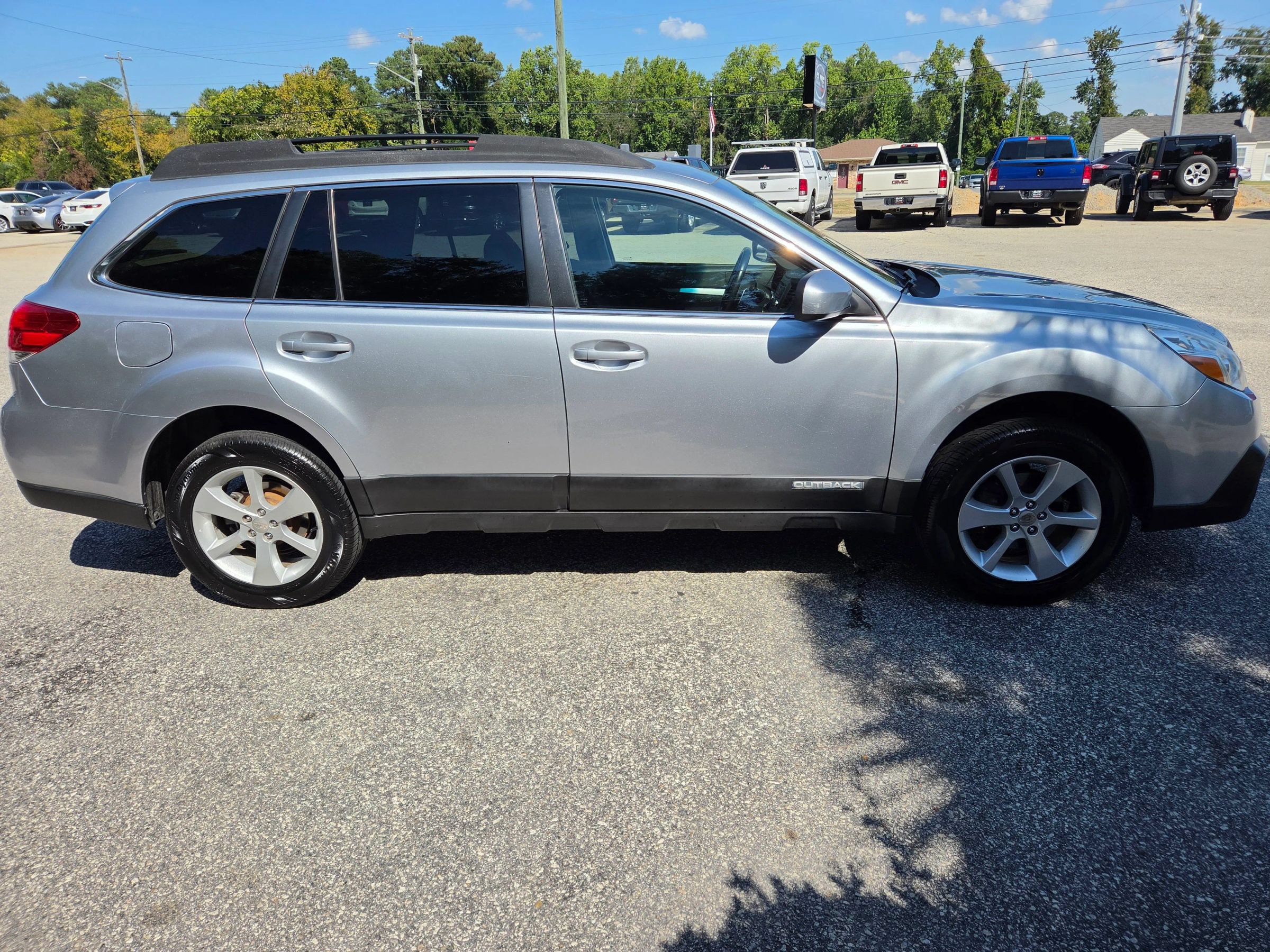Used 2013 Subaru Outback 2.5i Premium w/ All-Weather Pkg AWD/4WD image 4