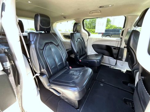 Used 2022 Chrysler Pacifica Touring-L FWD image 18
