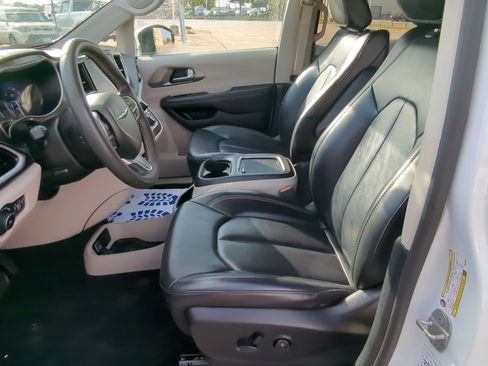 Used 2023 Chrysler Pacifica Touring-L image 15