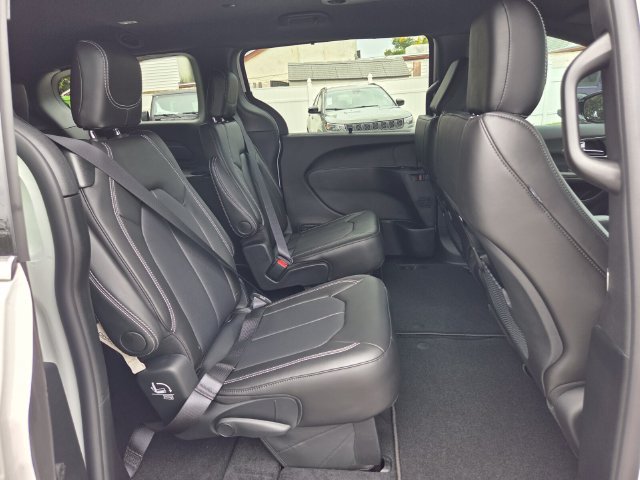 New 2027 Chrysler Pacifica Select FWD image 18