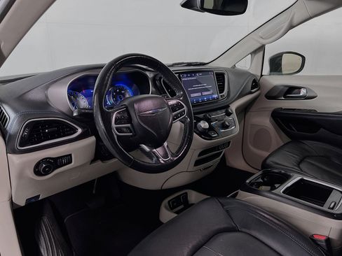 Used 2021 Chrysler Pacifica Touring-L FWD image 9
