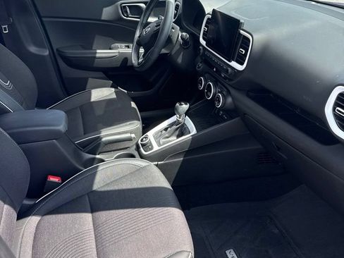 Used 2025 Hyundai Venue Limited FWD image 3