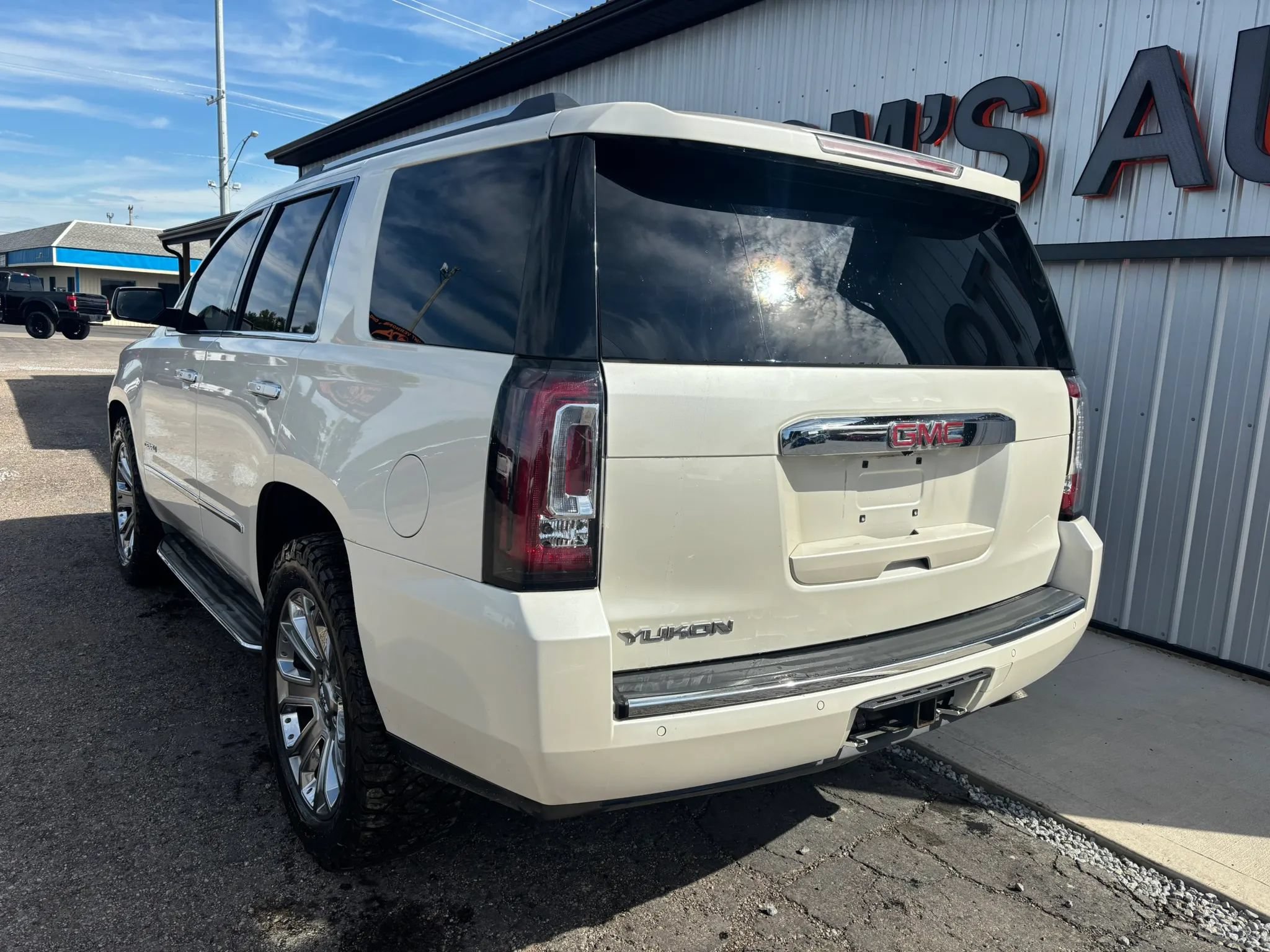 Used 2015 GMC Yukon Denali w/ Touring Package AWD/4WD image 3