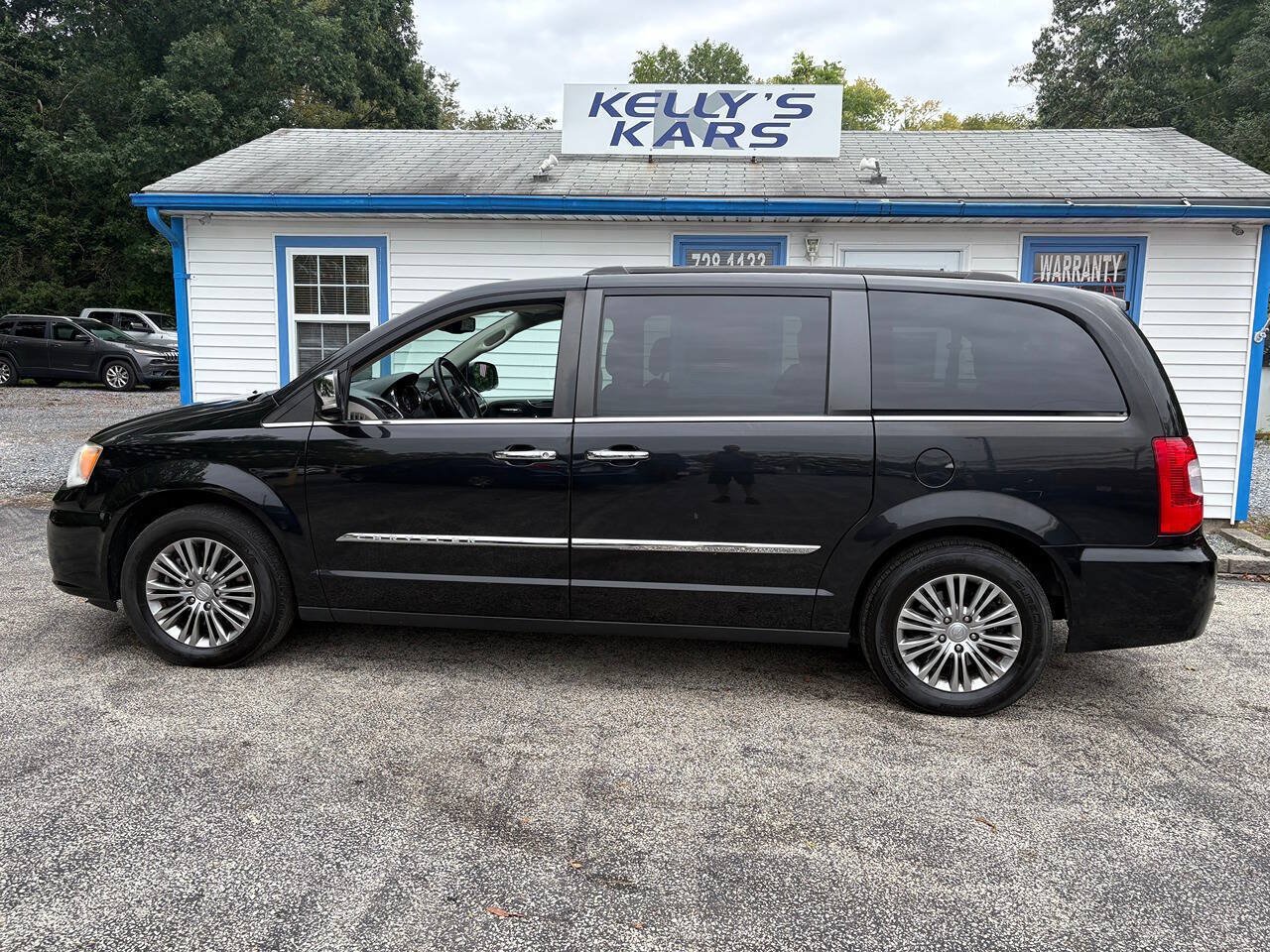 Used 2014 Chrysler Town & Country Touring-L w/ Driver Convenience Group FWD image 3