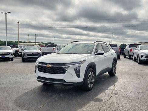 Used 2025 Chevrolet Trax LT w/ Driver Confidence Package FWD image 2