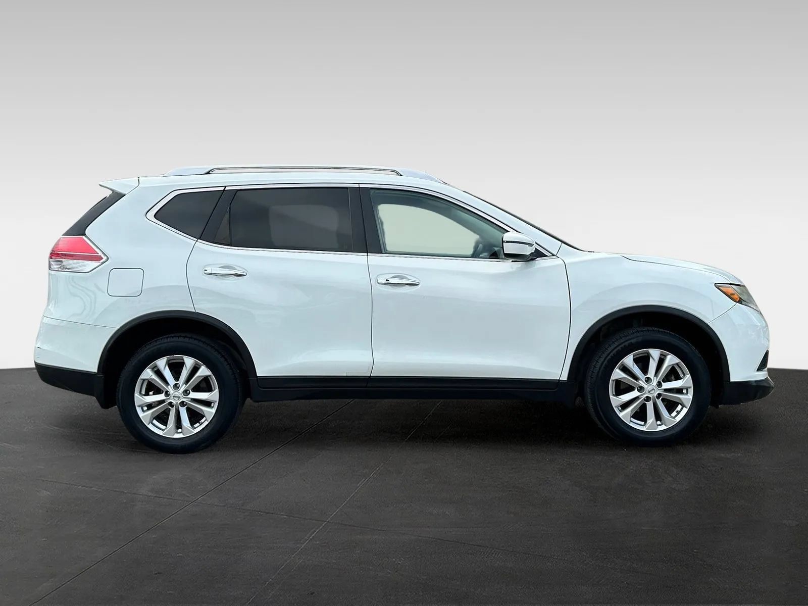 Used 2016 Nissan Rogue SV AWD/4WD image 8