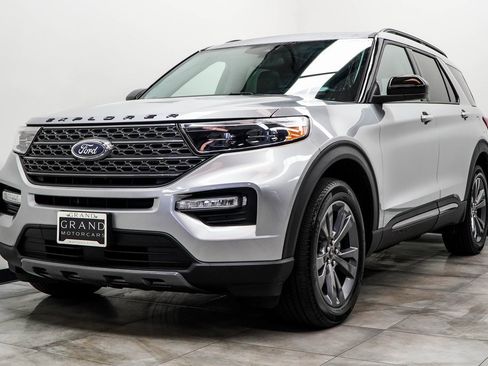 Used 2022 Ford Explorer XLT w/ Equipment Group 202A image 6