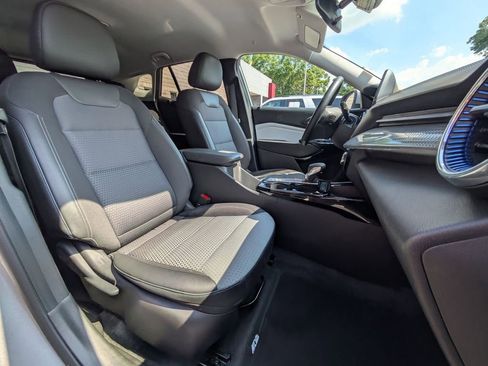 Used 2025 Chevrolet Trax LT w/ LT Convenience Package FWD image 30