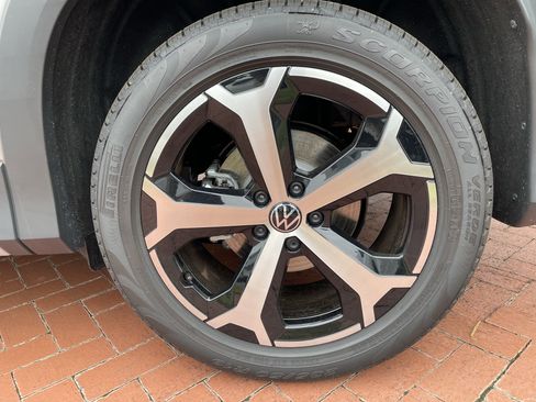 New 2026 Volkswagen Tiguan SE FWD image 8
