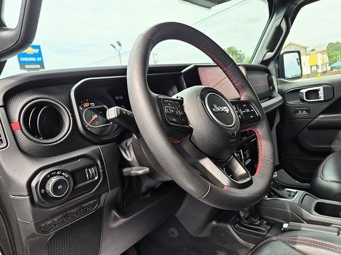 Used 2024 Jeep Wrangler Unlimited Rubicon AWD/4WD image 16