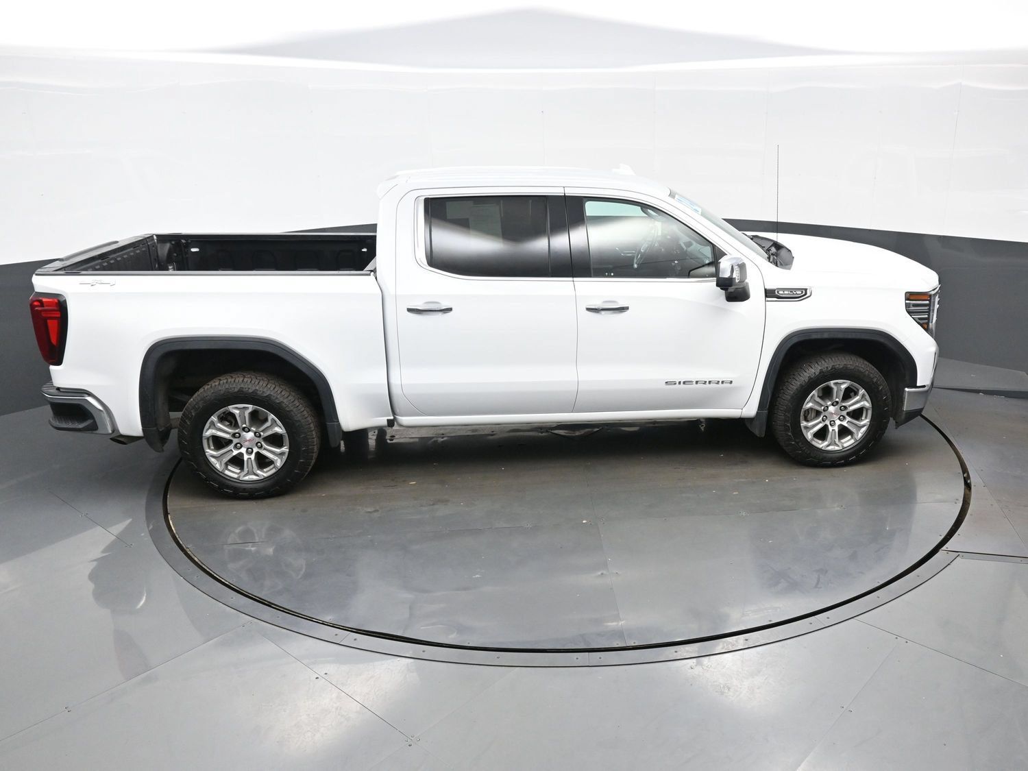 Used 2024 GMC Sierra 1500 SLT AWD/4WD image 40