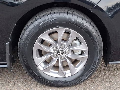 Certified 2025 Toyota Sienna XLE image 8