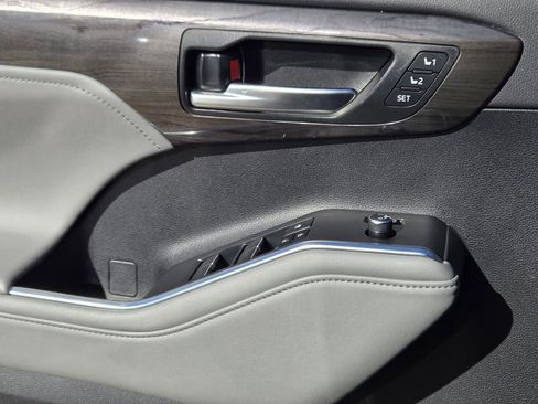 Used 2023 Toyota Highlander Limited image 27