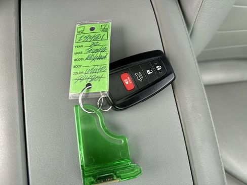 Used 2022 Toyota Highlander XLE AWD/4WD image 34