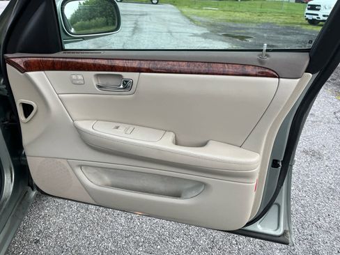Used 2006 Cadillac DTS w/ Trunk Convenience Package FWD image 31