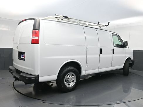 Used 2022 Chevrolet Express 2500 w/ Driver Convenience Package RWD image 18