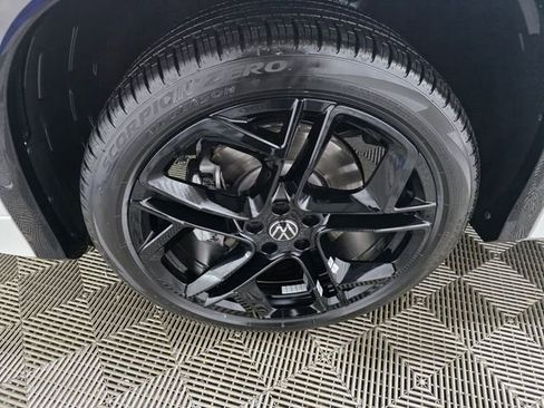 Certified 2025 Volkswagen Tiguan SE R-Line image 10