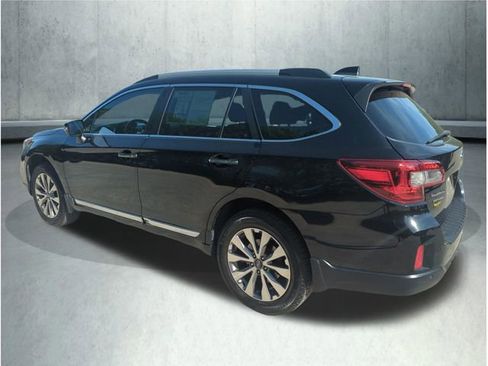 Used 2017 Subaru Outback 2.5i Touring AWD/4WD image 3