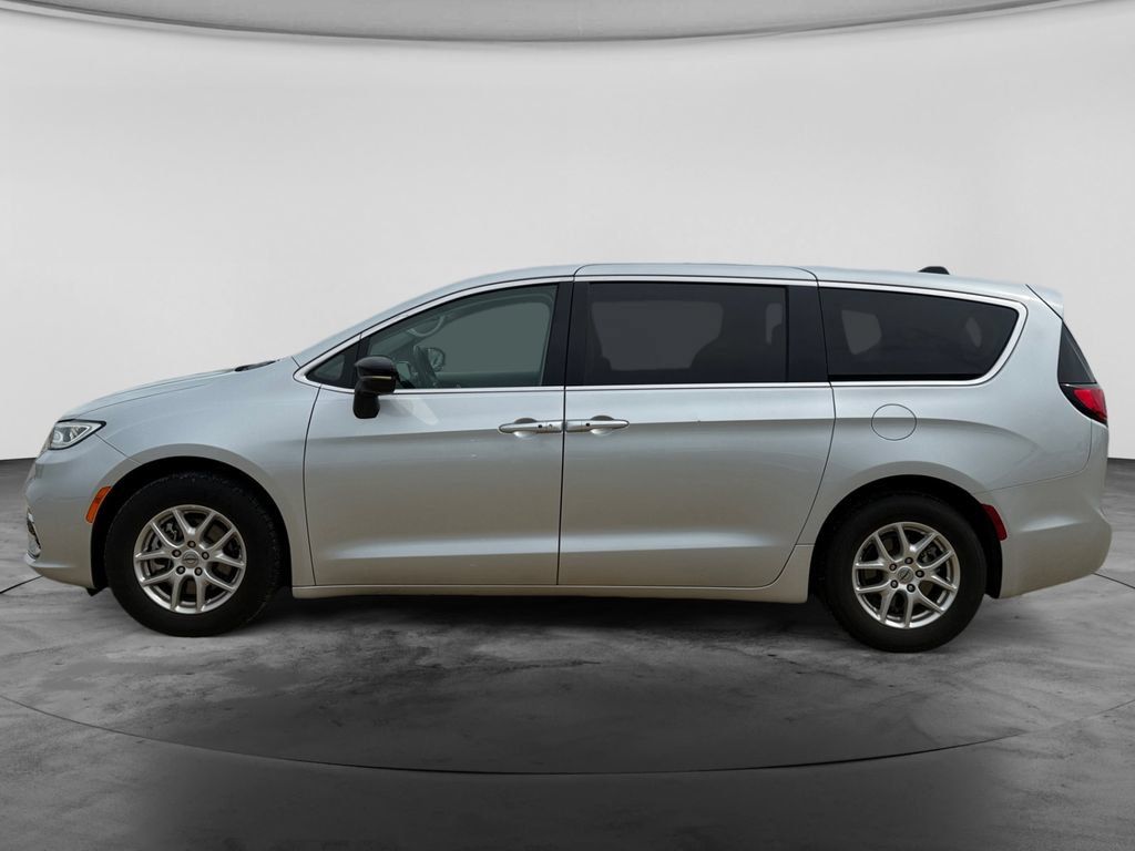 Used 2024 Chrysler Pacifica Touring-L FWD image 4