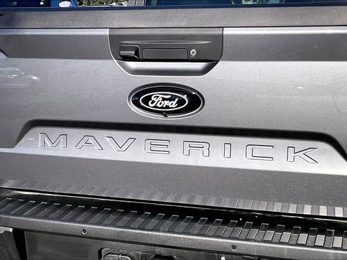 Certified 2025 Ford Maverick Lariat w/ Black Appearance Package image 9
