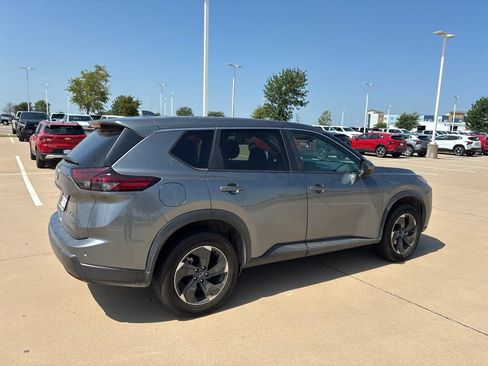 Used 2024 Nissan Rogue SV AWD/4WD image 3