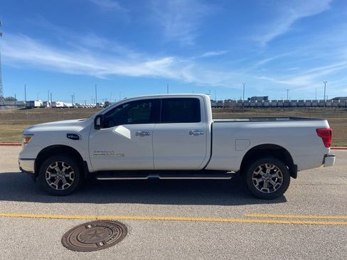 Used 2017 Nissan Titan SV image 6