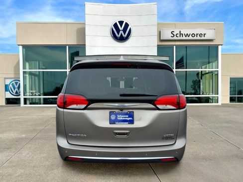 Used 2017 Chrysler Pacifica Limited w/ UConnect Theater Package image 3