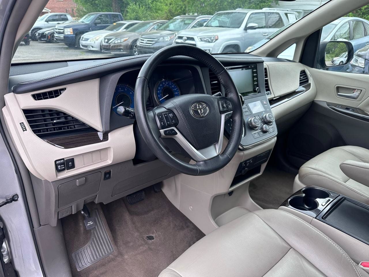 Used 2018 Toyota Sienna XLE FWD image 12