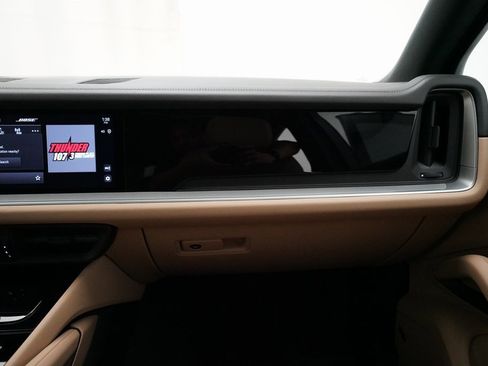 Used 2024 Porsche Cayenne image 27