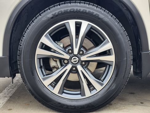 Used 2017 Nissan Rogue SL image 11