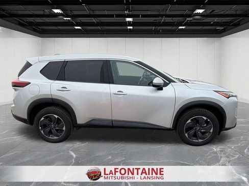 Used 2025 Nissan Rogue SV FWD image 9