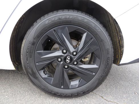 Used 2023 Hyundai Elantra SEL image 12