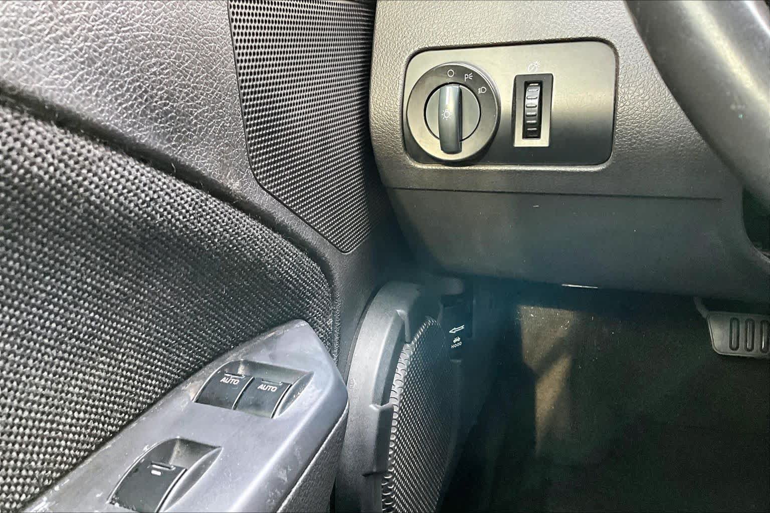 Used 2005 Ford Mustang Convertible RWD image 30