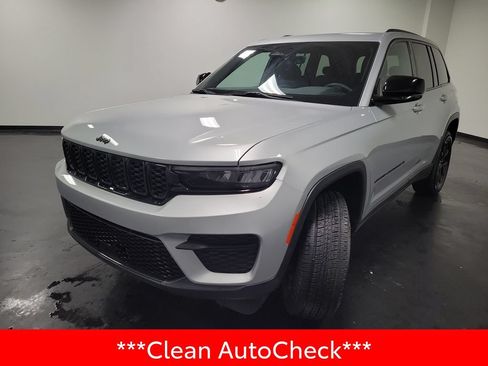 Used 2025 Jeep Grand Cherokee Altitude AWD/4WD image 4