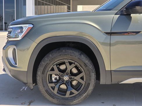 Used 2025 Volkswagen Atlas Peak Edition SE image 5