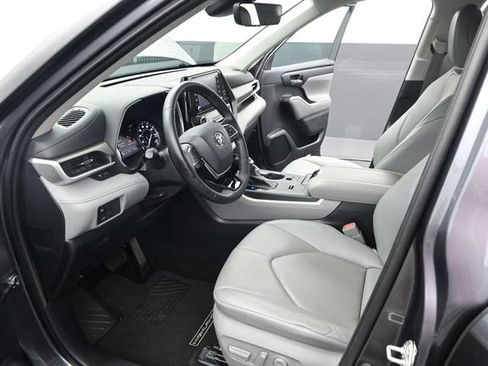 Used 2021 Toyota Highlander XLE FWD image 4