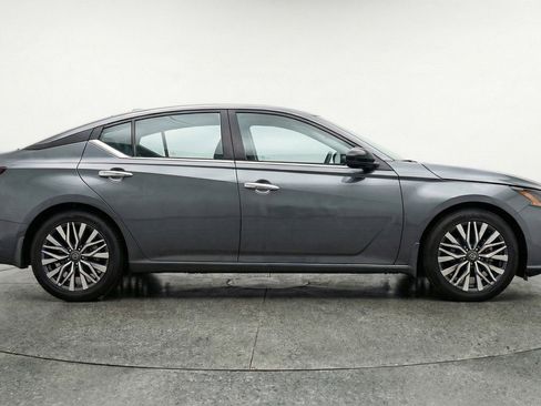 Used 2025 Nissan Altima 2.5 SV image 11