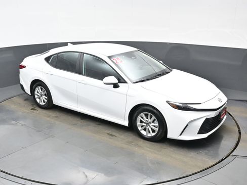 Used 2025 Toyota Camry LE image 33