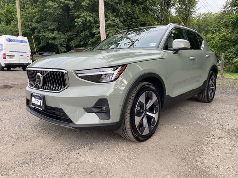 Used 2023 Volvo XC40 B5 Plus w/ Driver Assist Package AWD/4WD image 3