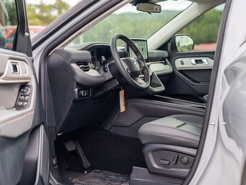 New 2025 Ford Explorer Active w/ Active Comfort Package image 12