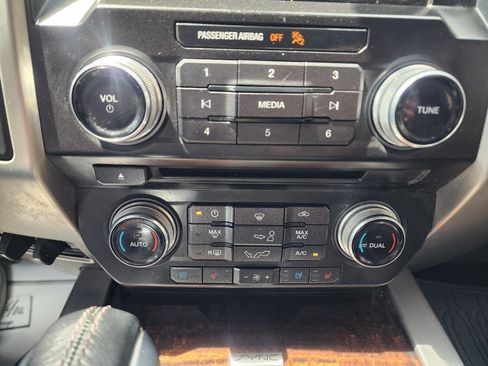 Used 2015 Ford F150 Platinum w/ Equipment Group 701A Luxury AWD/4WD image 19