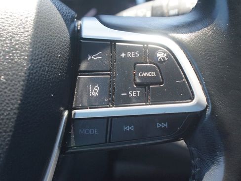 Used 2023 Toyota Highlander LE FWD image 10