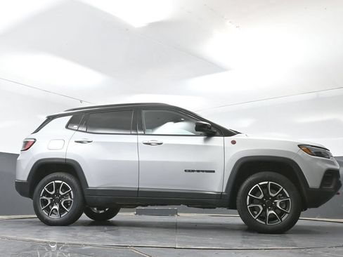 Used 2025 Jeep Compass Trailhawk AWD/4WD image 52