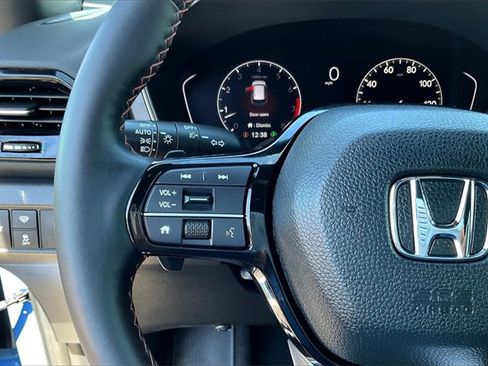 Used 2025 Honda Pilot TrailSport image 18