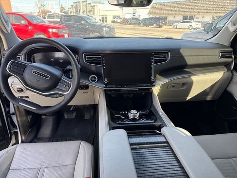 Used 2024 Jeep Wagoneer L Series II w/ HD Trailer Tow Package image 8