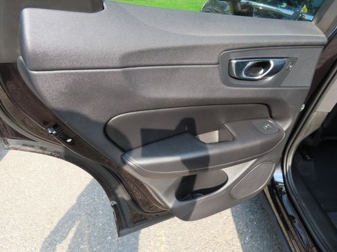 Used 2018 Volvo XC60 T5 Momentum AWD/4WD image 13
