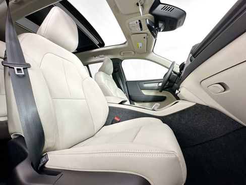 Certified 2025 Volvo XC40 B5 Plus w/ Protection Package Premier image 26