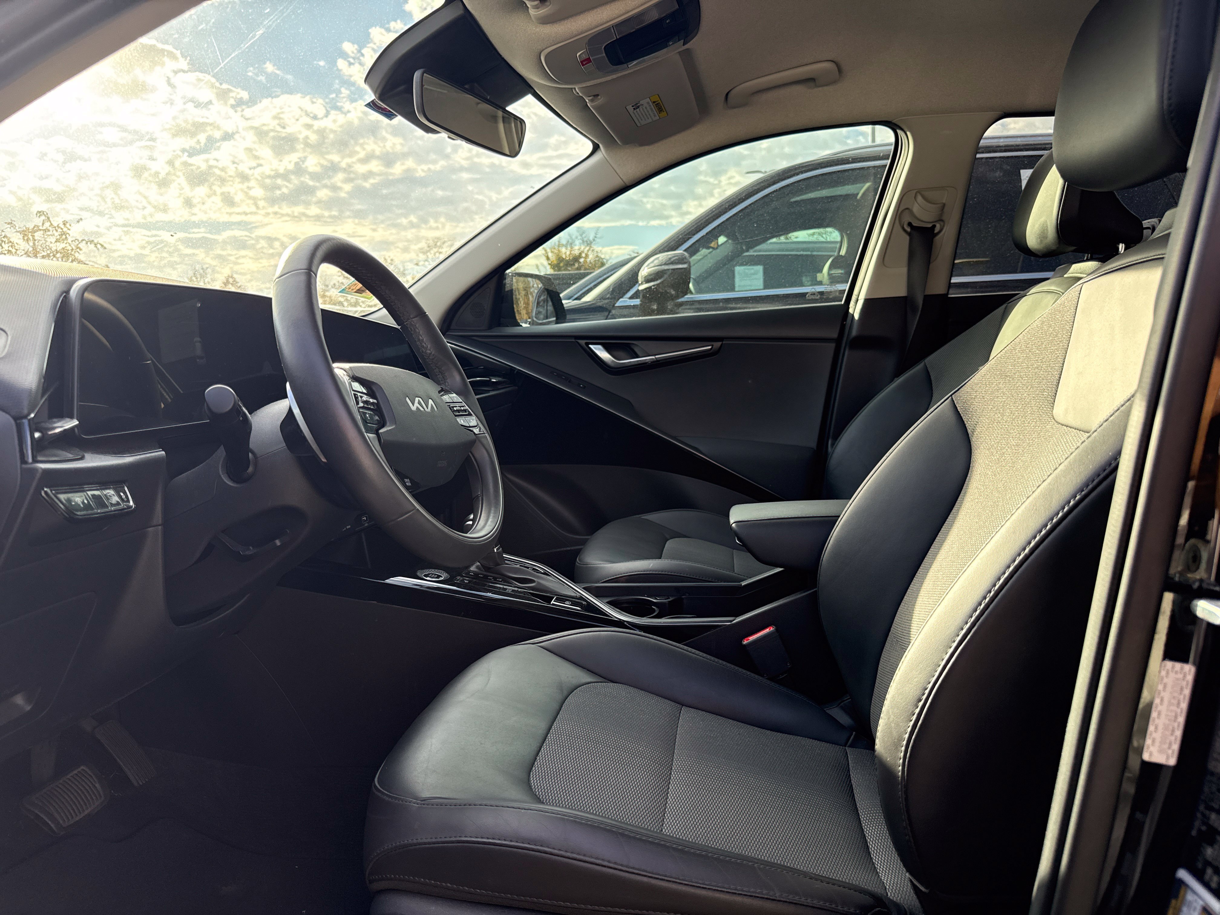 Used 2023 Kia Niro EX FWD image 11