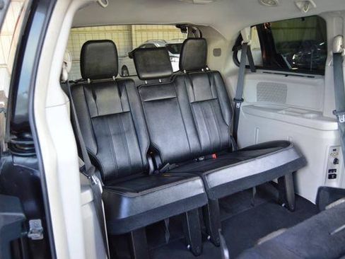 Used 2015 Chrysler Town & Country Touring FWD image 51